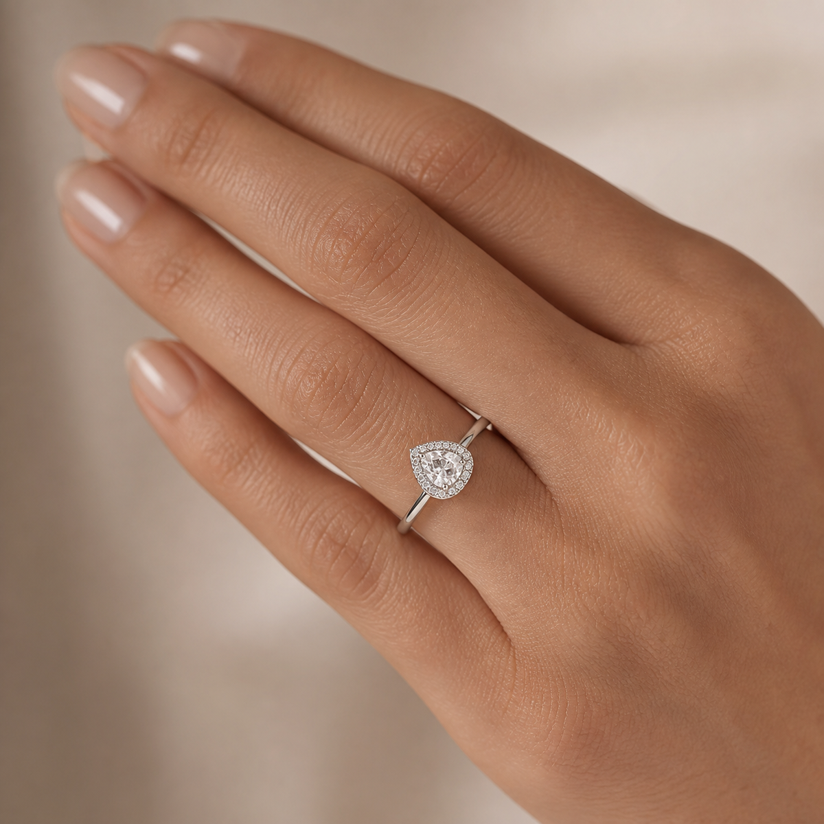Anel Folheado a Ouro 18k Design Gota Cravejada