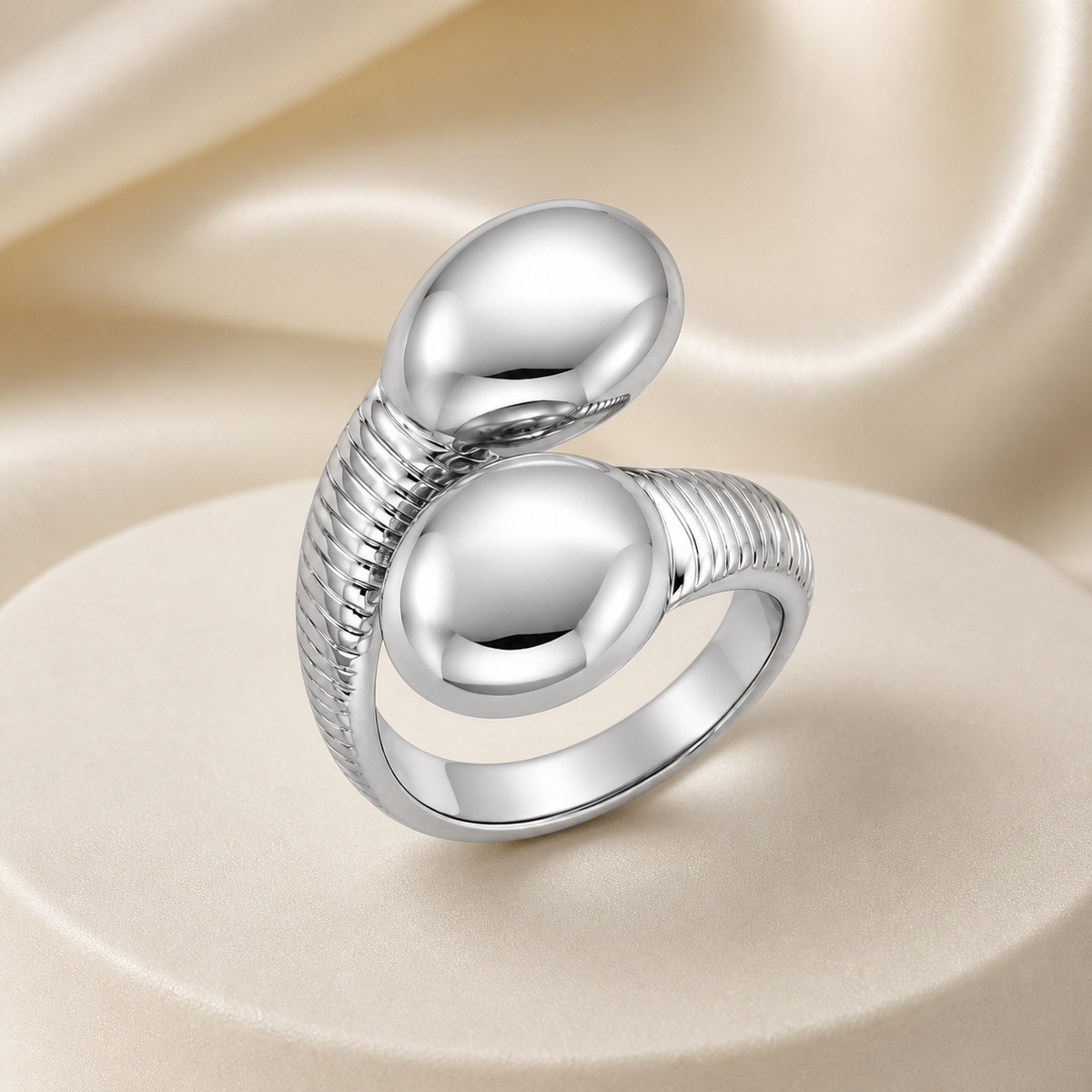 Anel Folheado a Ouro 18k e Prata Detalhado Com Esferas