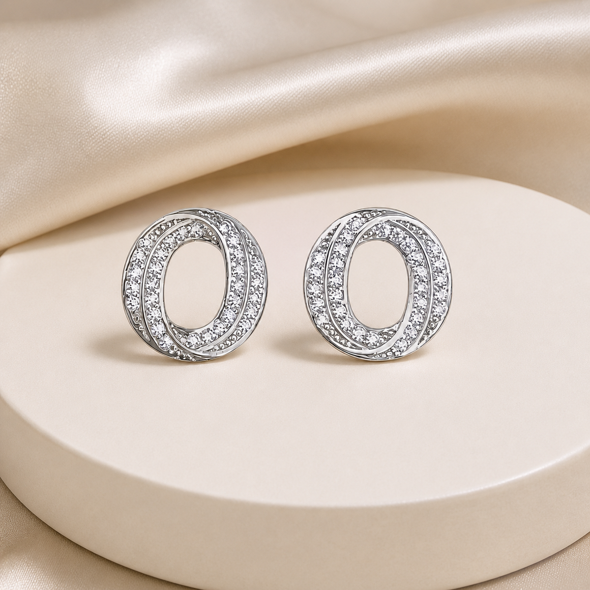 Brinco Folheado a Ouro 18k e Prata Circulo Moderno Cravejado