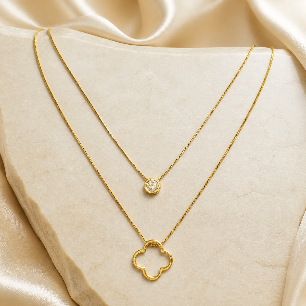 Colar Duplo Folheado a Ouro 18k Inspiração Vg. com Ponto de Luz