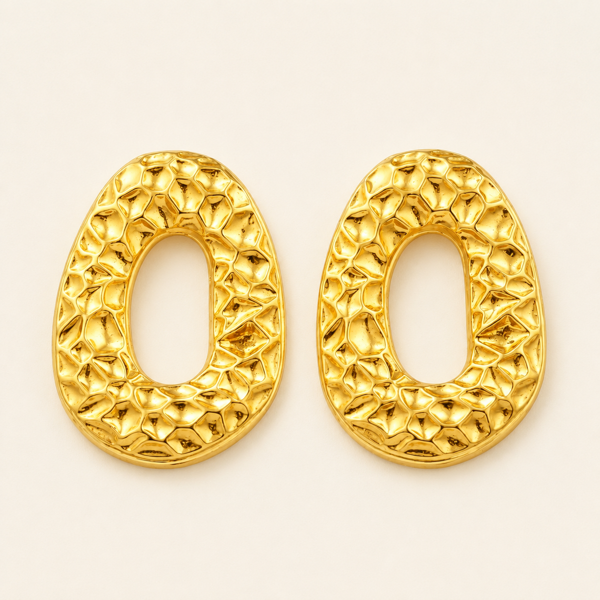 Brinco Folheado a Ouro 18k Oval Martelado Vazado