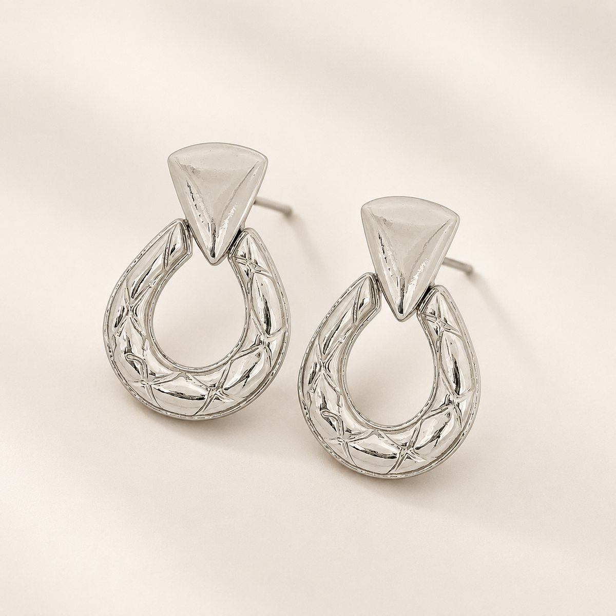 Brinco Folheado a Ouro 18k e Prata Triângulo Texturizado