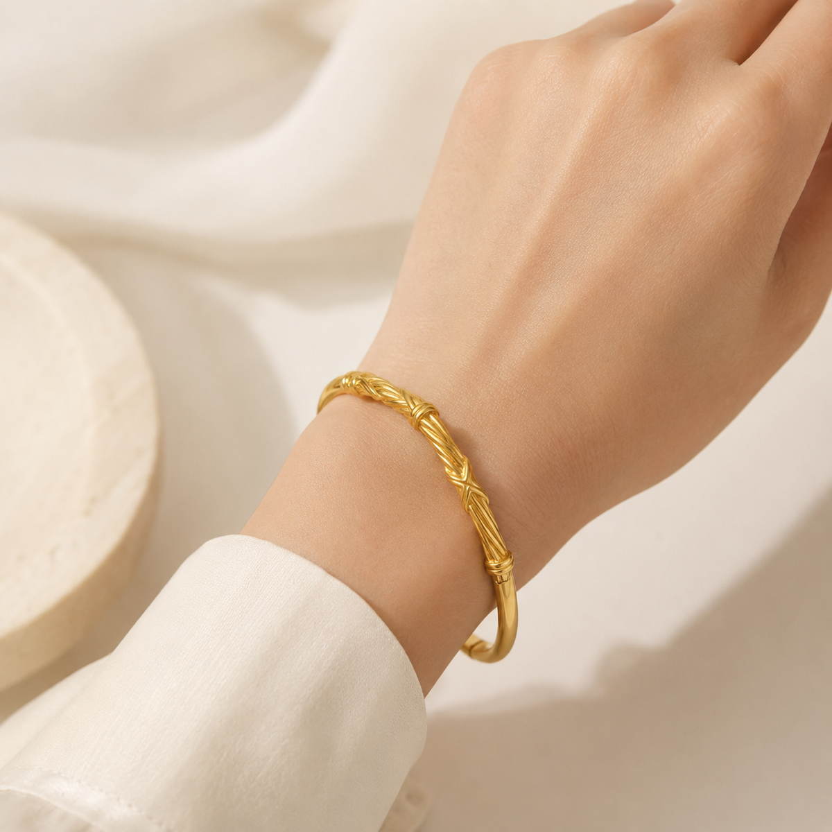 Bracelete de Aço Inoxidável Folheado a Ouro 18k e Prata Torcido - Ouro