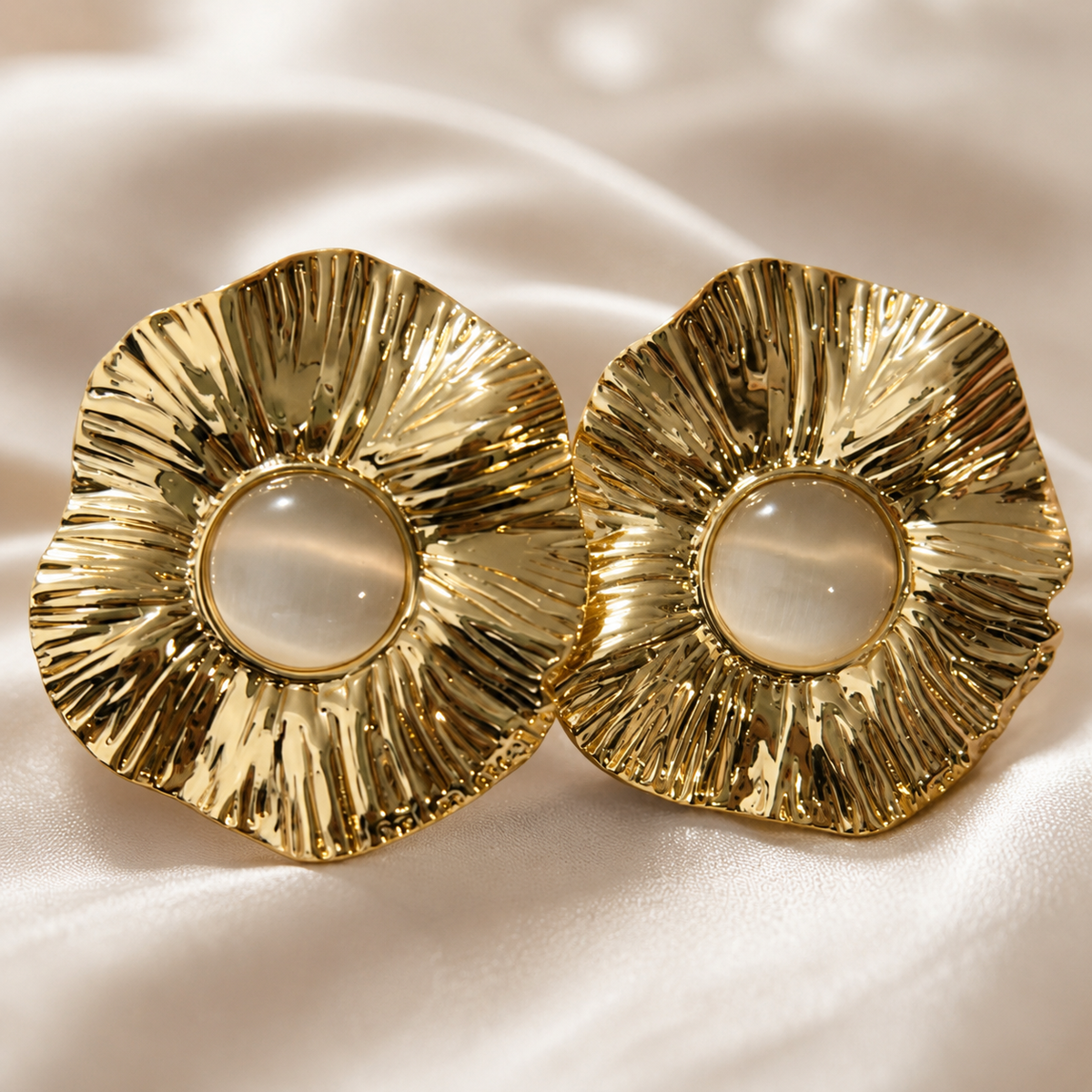 Brinco Folheado a Ouro 18k Flor Texturizada com Pedra da Lua