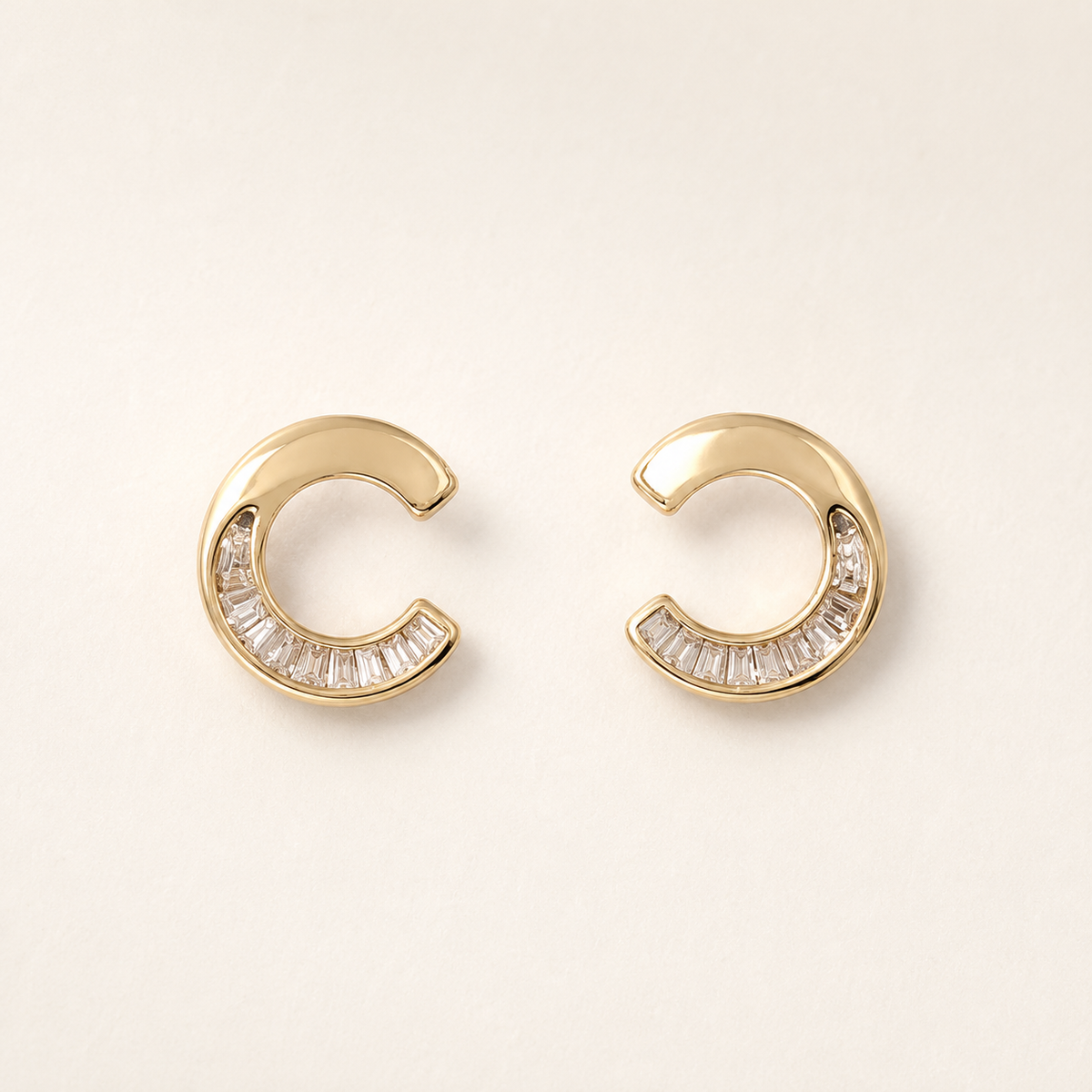Brinco Folheado a Ouro 18k Argola Aberta Cravejada com Baguetes