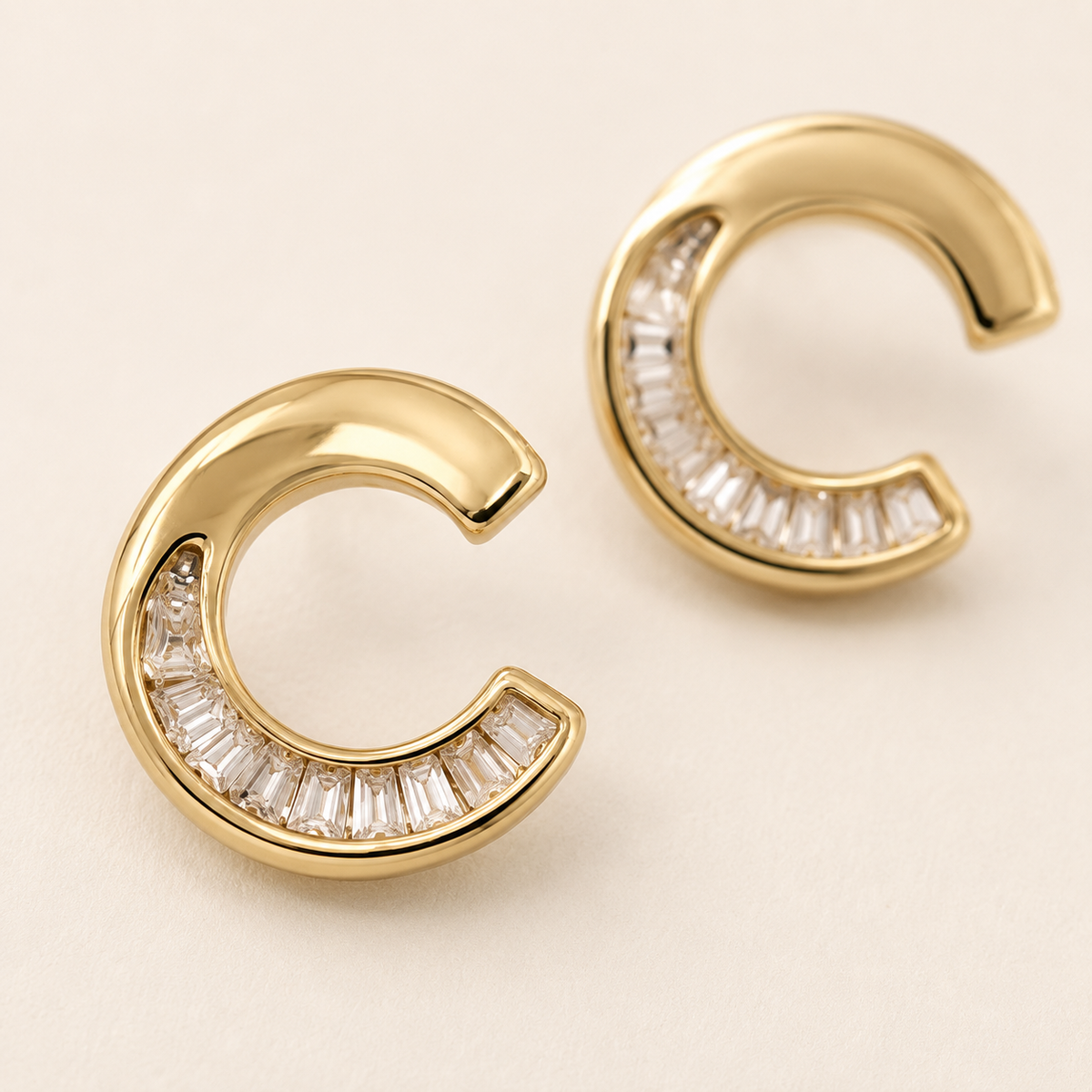 Brinco Folheado a Ouro 18k Argola Aberta Cravejada com Baguetes