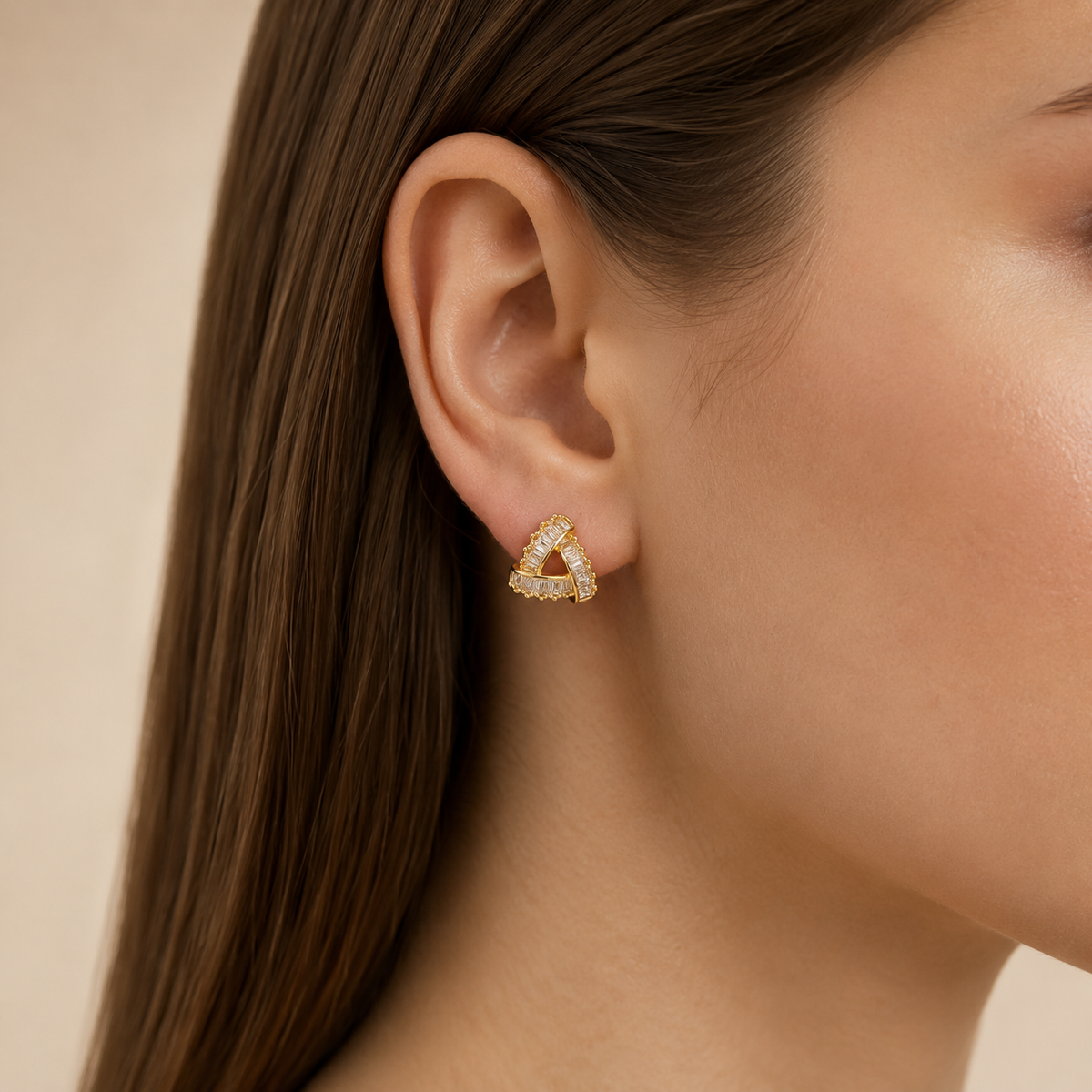 Brinco Folheado a Ouro 18k Triângulo Cravejado com Baguetes
