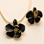 Conjunto Folheado a Ouro Colar e Brinco Flor Esmaltada Preta