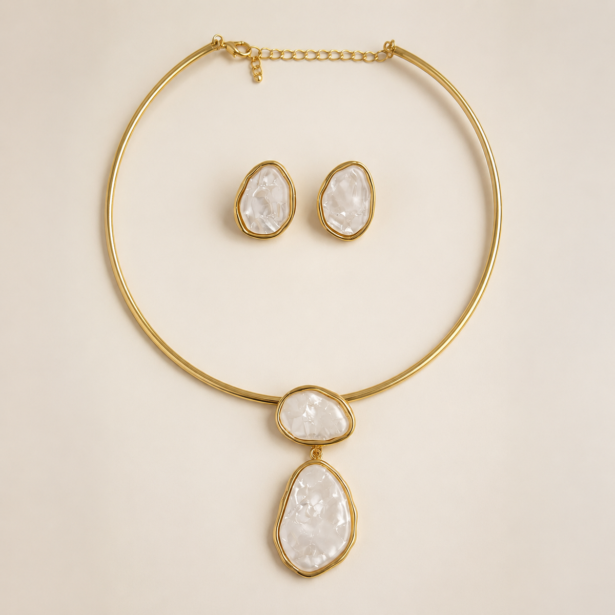 Colar Choker Folheado a Ouro 18k com Pedras Madrepérola