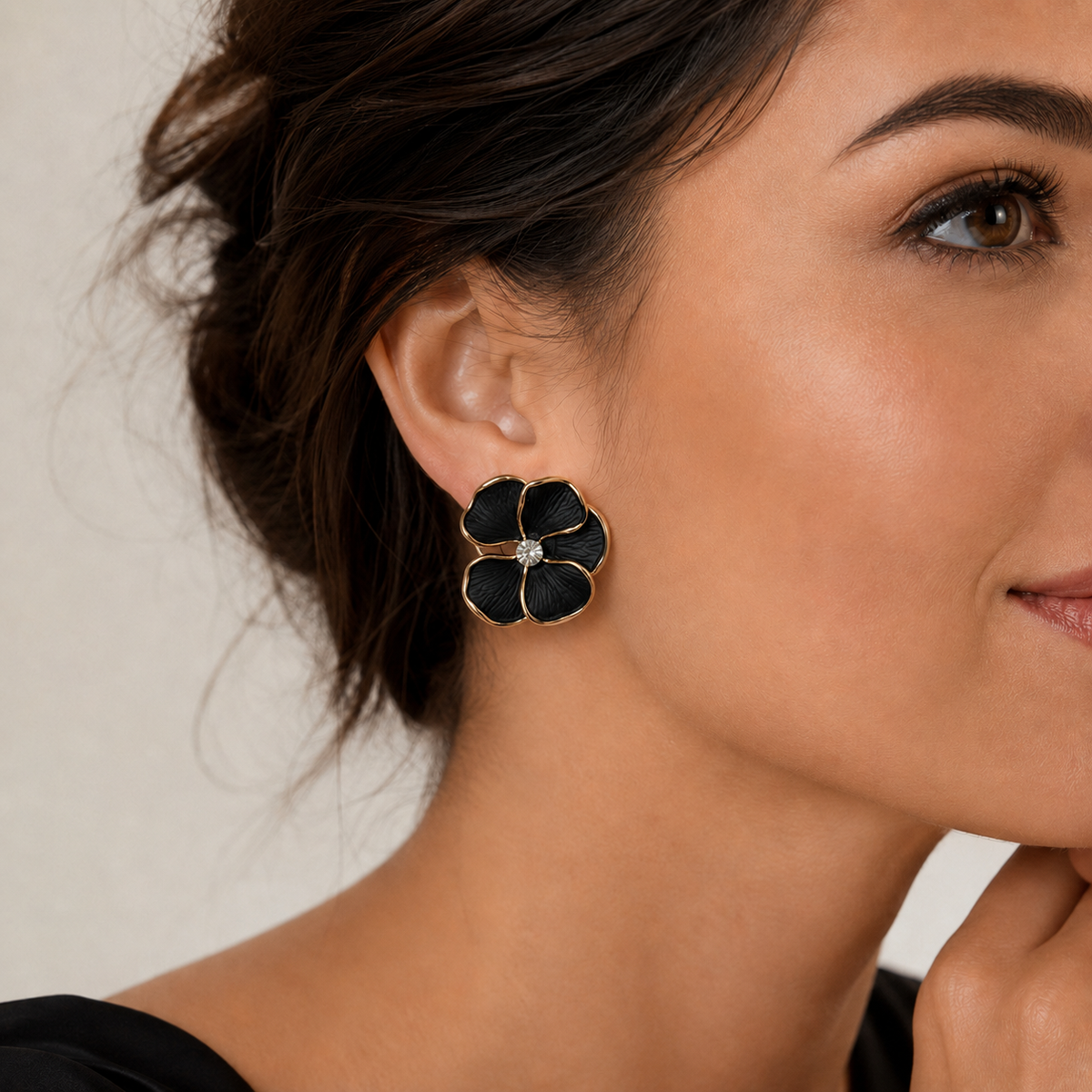 Brinco Folheado a Ouro 18k Flor Esmaltada Preta com Cristal