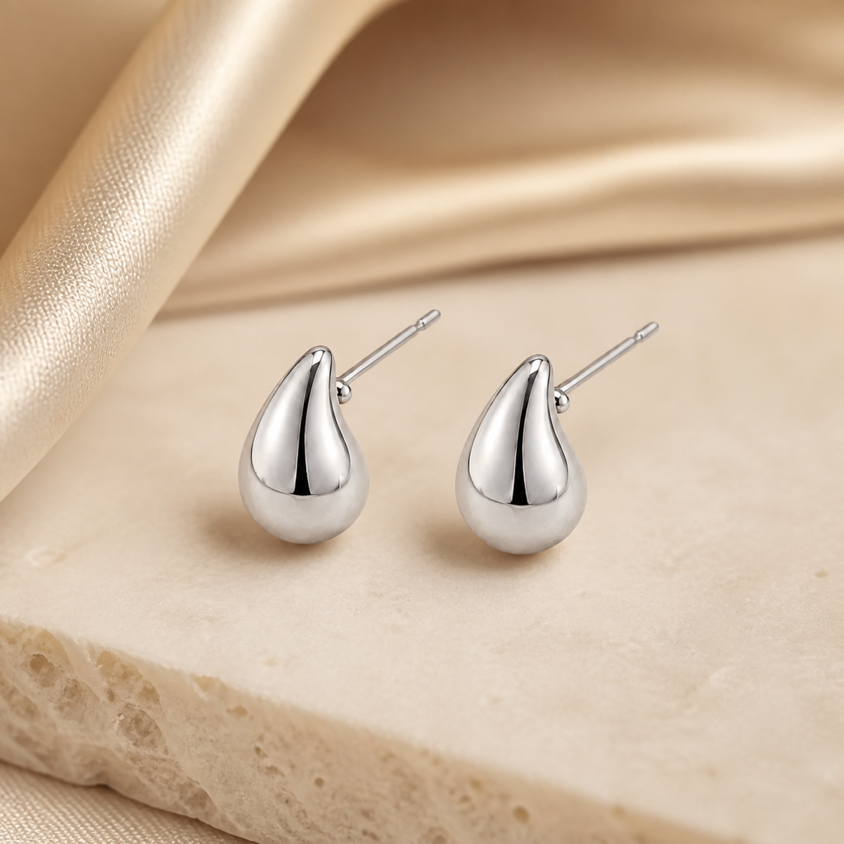 Brinco Folheado a Ouro 18k e Prata Mini Gota