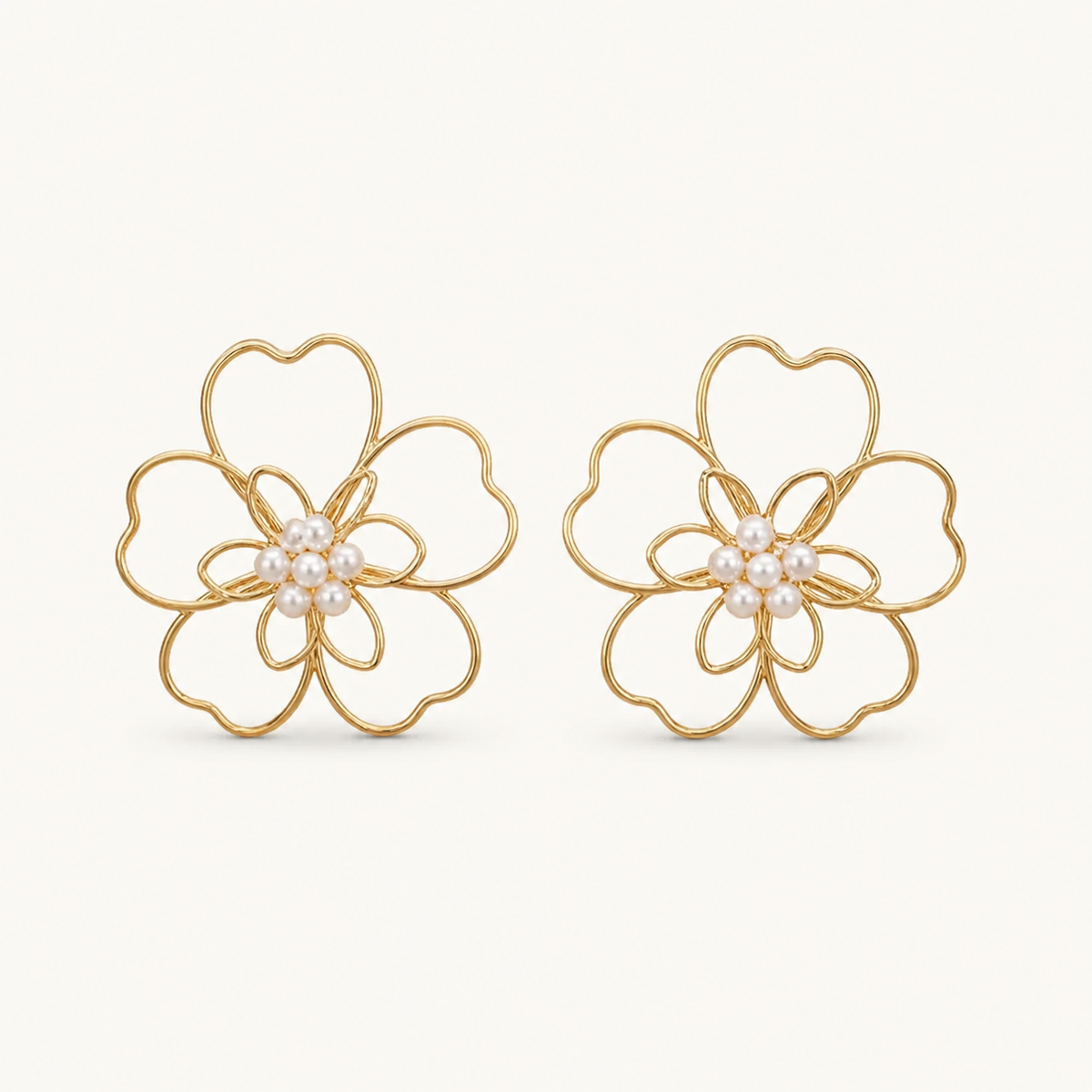 Brinco Folheado a Ouro 18k e Prata Flor Vazado Com Pérola