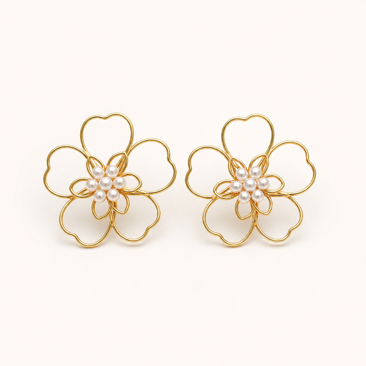 Brinco Folheado a Ouro 18k e Prata Flor Vazado Com Pérola