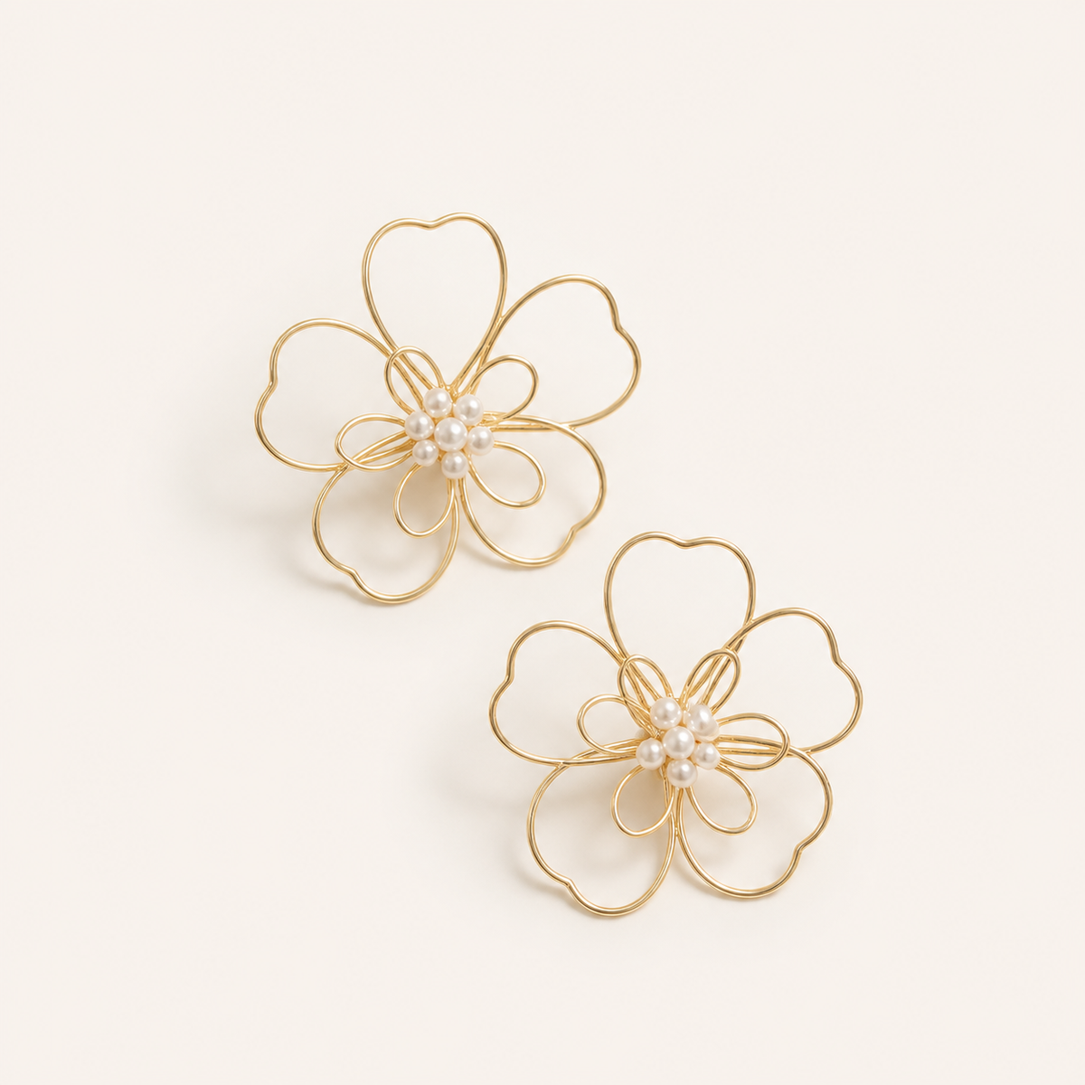 Brinco Folheado a Ouro 18k e Prata Flor Vazado Com Pérola