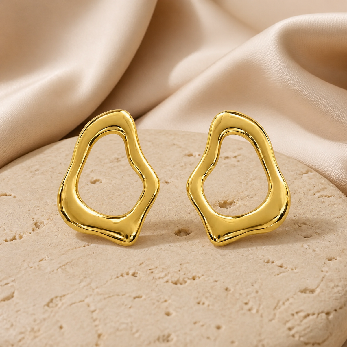 Brinco Folheado a Ouro 18k e Prata Forma Organica Vazada