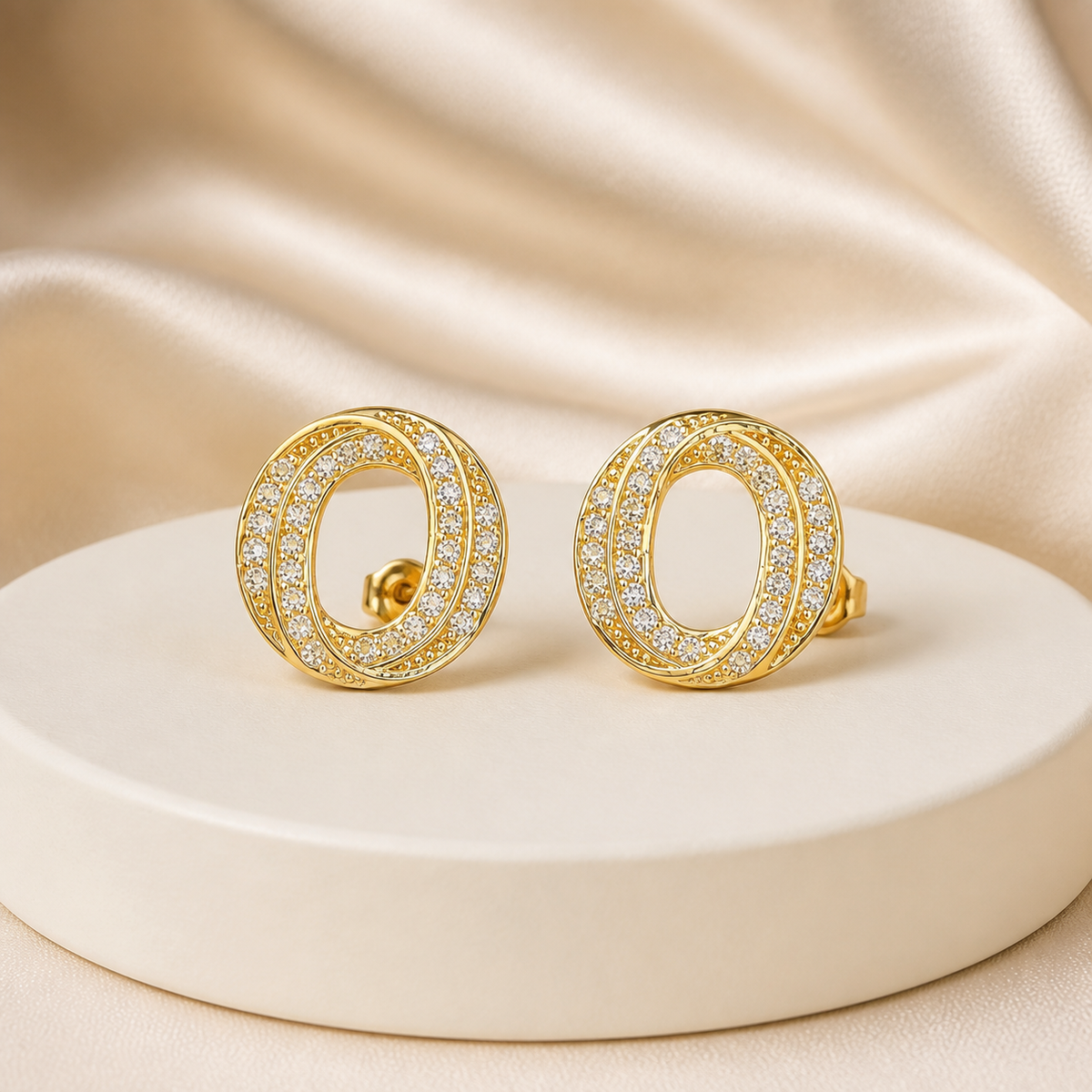 Brinco Folheado a Ouro 18k e Prata Circulo Moderno Cravejado