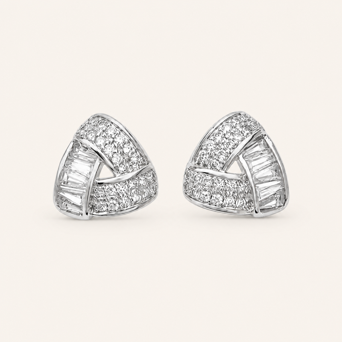Brinco Folheado a Ouro 18k e Prata Triangulo Navete e Cristais
