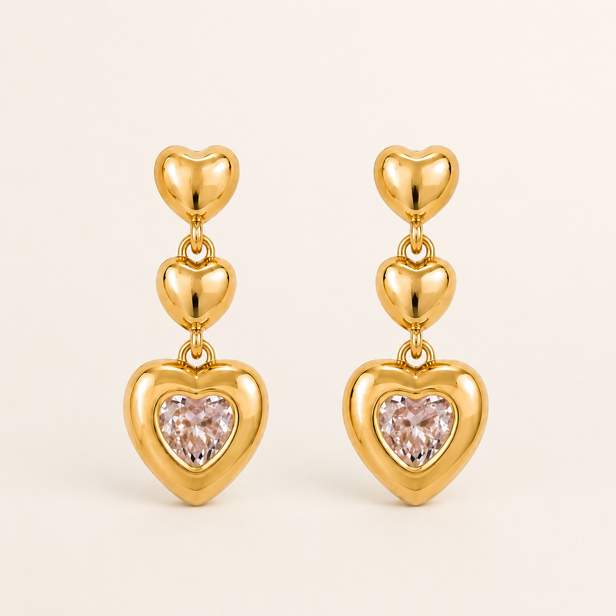 Brinco Folheado a Ouro 18k e Prata Corações com Cristais