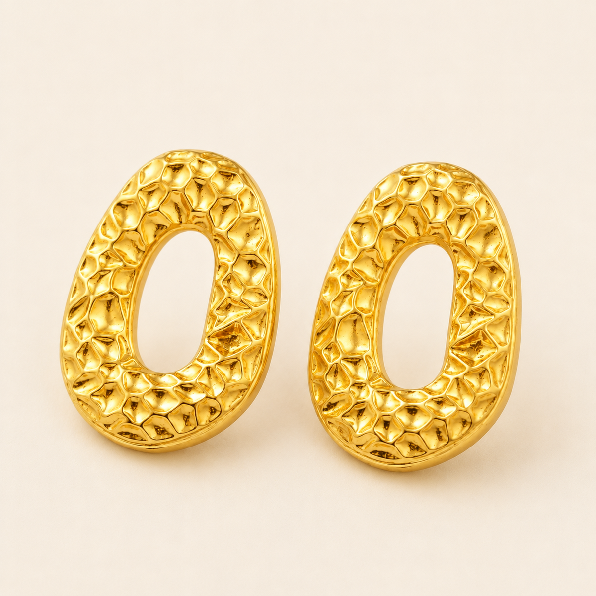 Brinco Folheado a Ouro 18k Oval Martelado Vazado