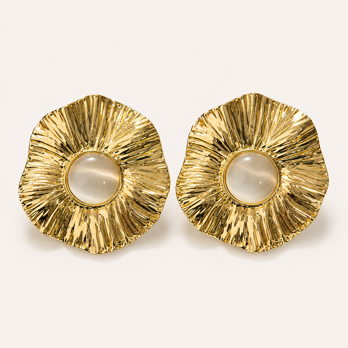 Brinco Folheado a Ouro 18k Flor Texturizada com Pedra da Lua
