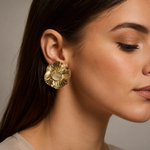 Brinco Folheado a Ouro 18k Flor Texturizada com Pedra da Lua