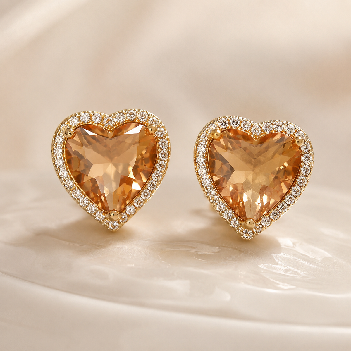 Brinco Folheado a Ouro 18k Coração Cravejado com Cristal Champagne