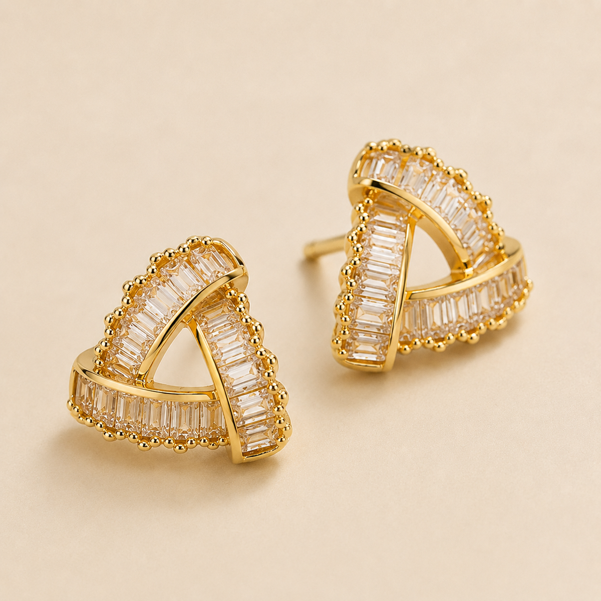 Brinco Folheado a Ouro 18k Triângulo Cravejado com Baguetes