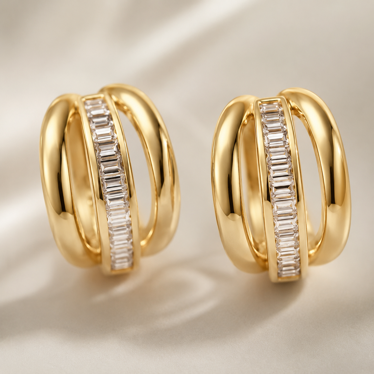 Brinco Folheado a Ouro 18k Argolas Múltiplas Cravejadas com Baguetes