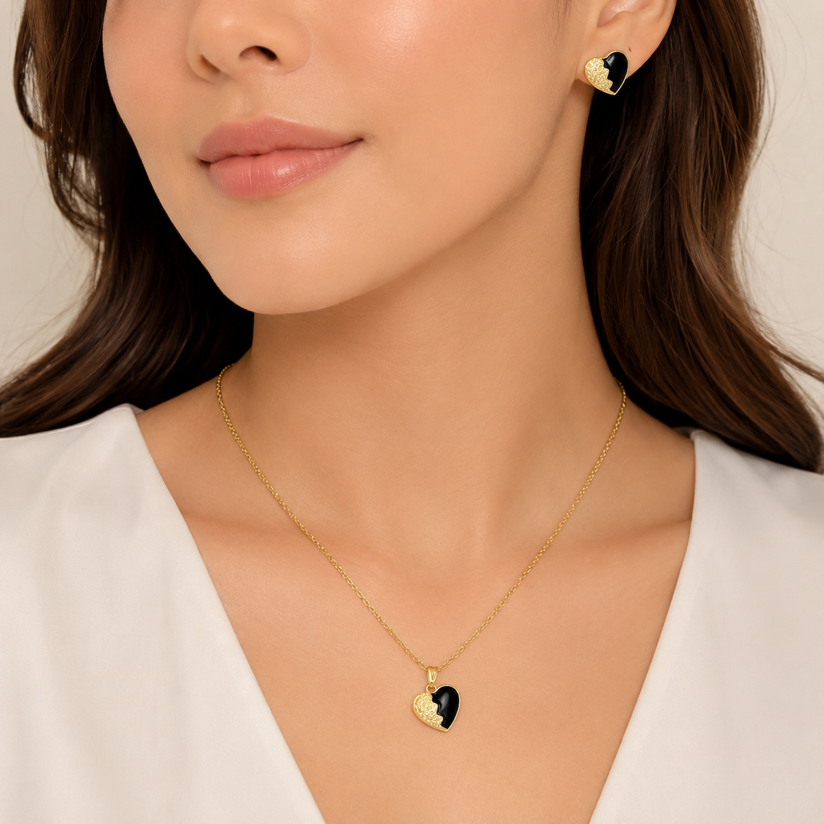Conjunto Folheado a Ouro 18k Colar e Brinco Coração Meio Esmaltado Preto