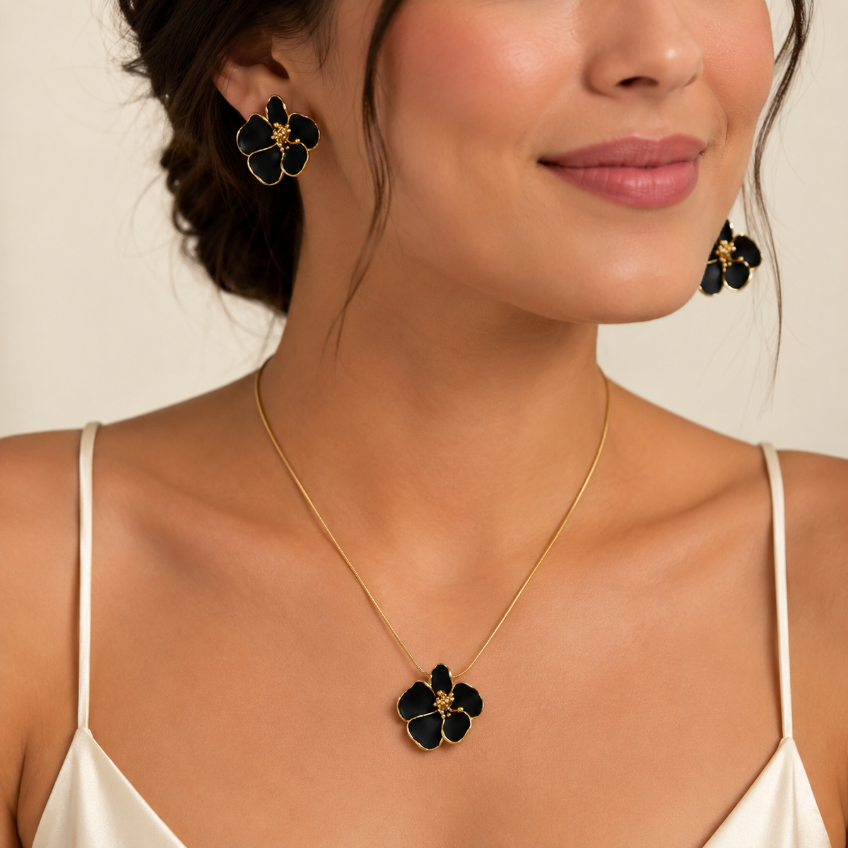 Conjunto Folheado a Ouro Colar e Brinco Flor Esmaltada Preta