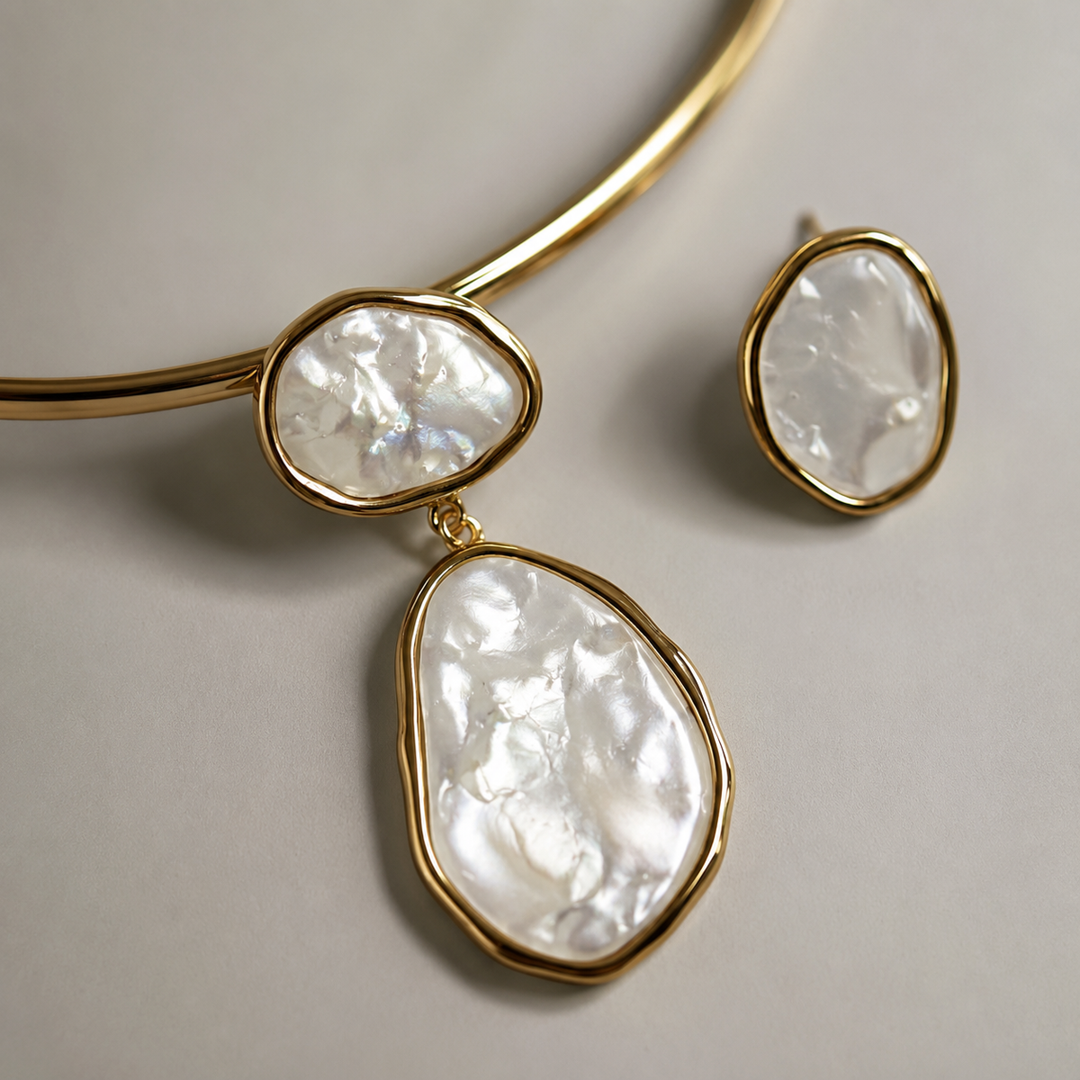 Colar Choker Folheado a Ouro 18k com Pedras Madrepérola