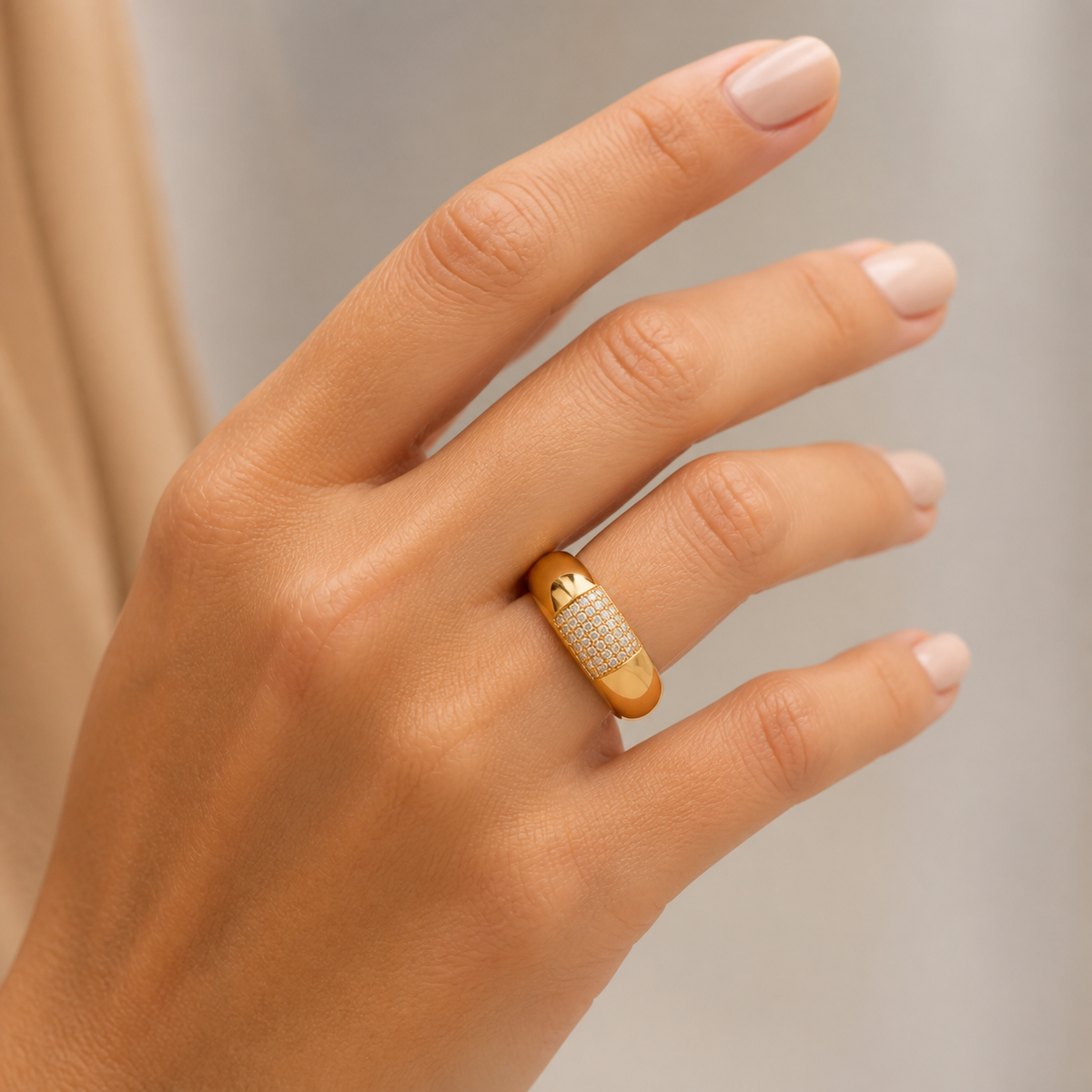 Anel Folheado a Ouro 18k Design Liso com Zircônias